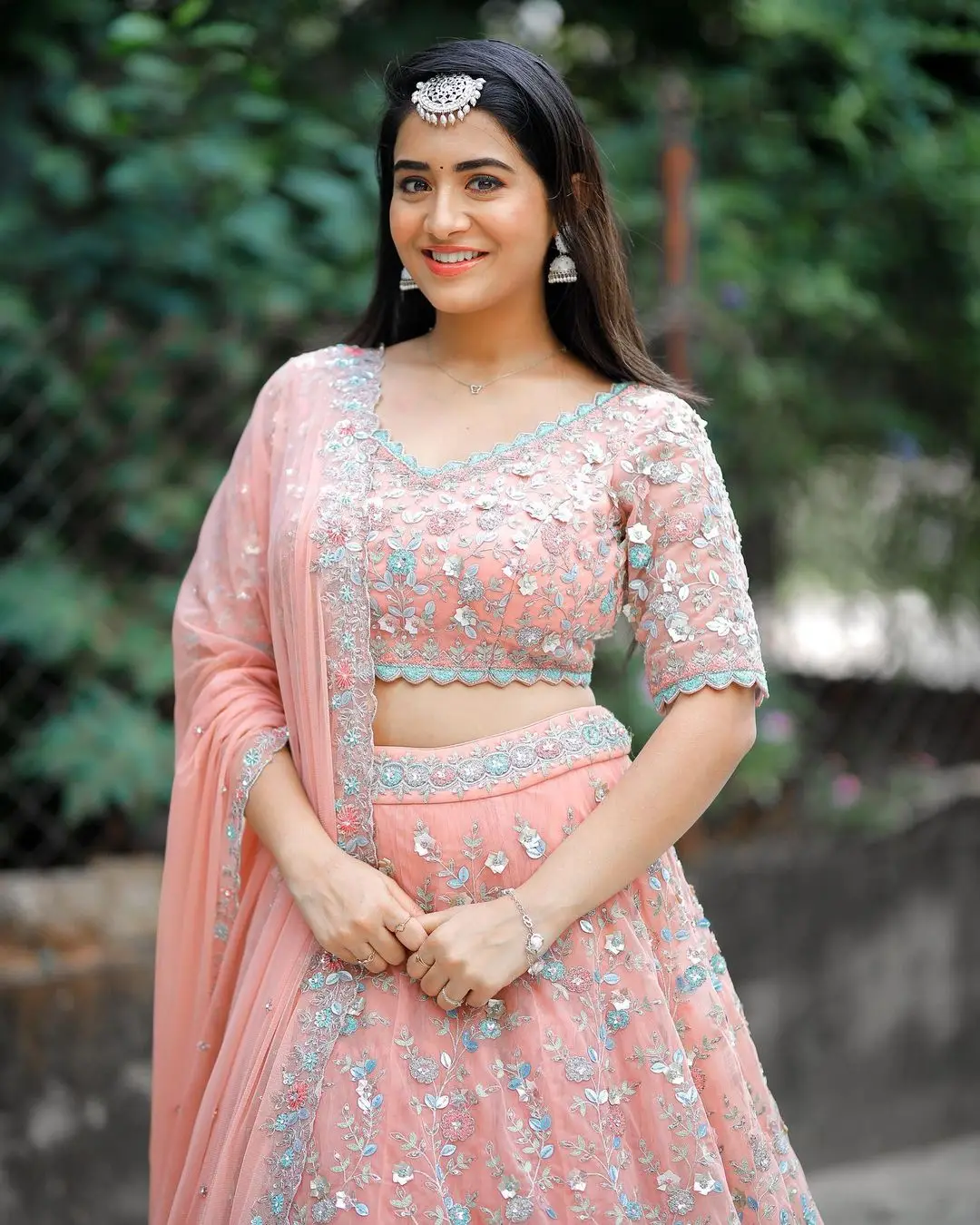 TELUGU GIRL RASHI SINGH STILLS IN PINK LEHENGA CHOLI